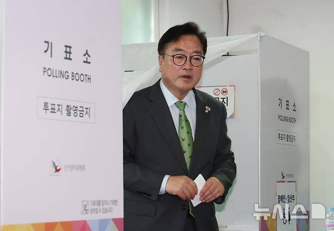 [서울=뉴시스] 고승민 기자 = 우원식 국회 의장이 3일 서울 노원구 한청경로당에 마련된 하계1동 제4투표소에서 기표 후 기표소를 나오고 있다. 2025.06.03. kkssmm99@newsis.com