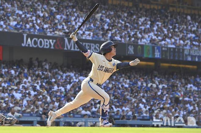 [로스앤젤레스=AP/뉴시스] 미국 메이저리그 LA 다저스의 김혜성이 1일(한국 시간) 미 캘리포니아주 로스앤젤레스에서 열린 뉴욕 양키스와의 2025 MLB 경기 2회말 투런 홈런을 치고 있다. 2025.06.01.