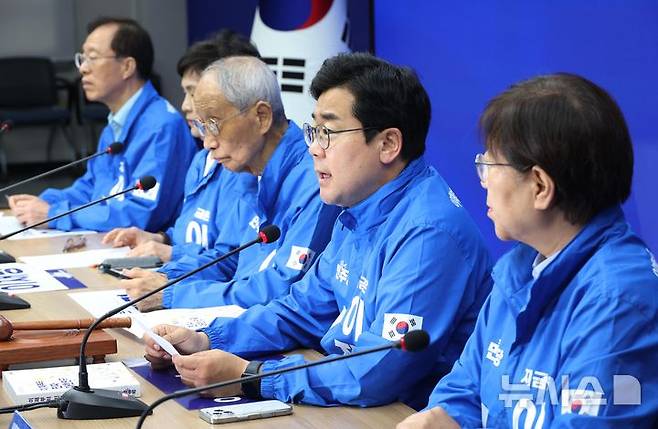 [서울=뉴시스] 조성봉 기자 = 박찬대 진짜대한민국 중앙선거대책위원회 상임총괄선거대책위원장이 2일 오전 서울 여의도 더불어민주당 중앙당사에서 열린 중앙선거대책위원회의에서 발언을 하고 있다.  2025.06.02. suncho21@newsis.com