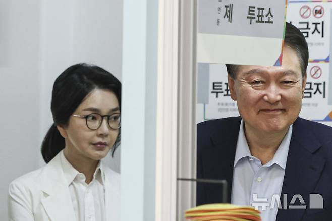 [서울=뉴시스] 박주성 기자 = 윤석열 전 대통령 내외가 제21대 대통령선거일인 3일 오전 서울 서초구 원명초등학교에 마련된 서초4동 제3투표소로 들어오고 있다. (공동취재) 2025.06.03. photo@newsis.com