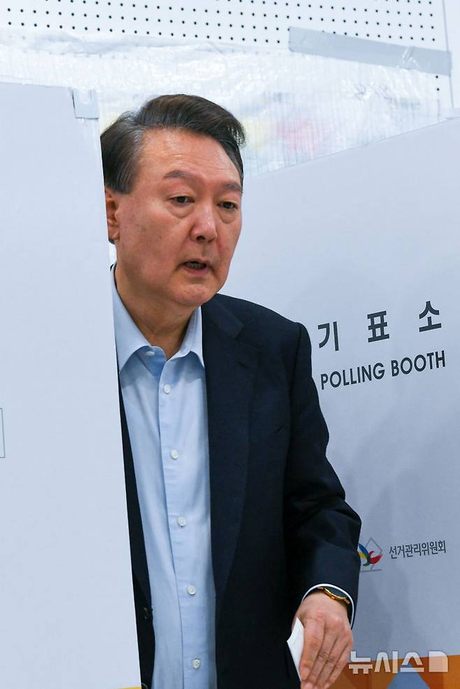 [서울=뉴시스] 박주성 기자 = 윤석열 전 대통령이 제21대 대통령선거일인 3일 오전 서울 서초구 원명초등학교에 마련된 서초4동 제3투표소에서 투표를 하고 있다. (공동취재) 2025.06.03. photo@newsis.com