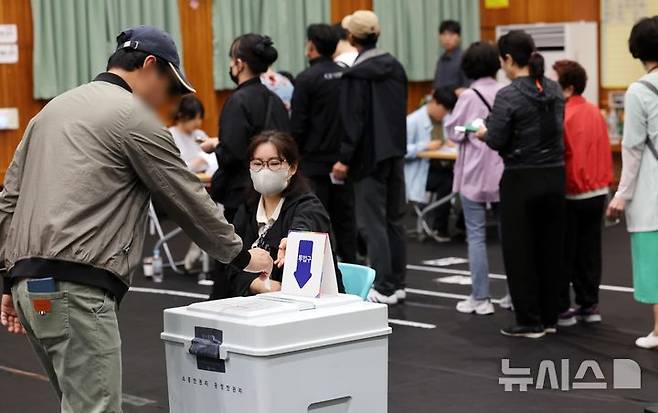 [부산=뉴시스] 하경민 기자 = 제21대 대통령 선거일인 3일 부산 동래구 내성초등학교 체육관에 마련된 복산동 제2투표소에서 유권자들이 소중한 한 표를 행사하고 있다. 2025.06.03. yulnetphoto@newsis.com
