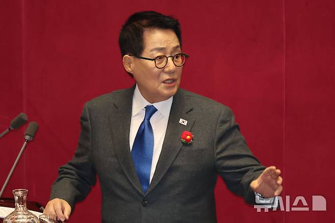 [서울=뉴시스] 권창회 기자 = 박지원 더불어민주당 의원이 지난 2월13일 오후 서울 여의도 국회에서 열린 제422회 국회(임시회) 제5차 본회의 경제 분야 대정부 질문에서 여당 의원들의 항의에 설전을 벌이고 있다. 2025.02.13. kch0523@newsis.com