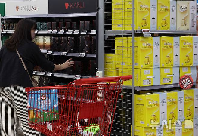 [서울=뉴시스] 조수정 기자 = 23일 서울 시내 한 대형마트에서 소비자들이 동서식품 인스턴트 커피를 고르고 있다. 2025.05.23. chocrystal@newsis.com