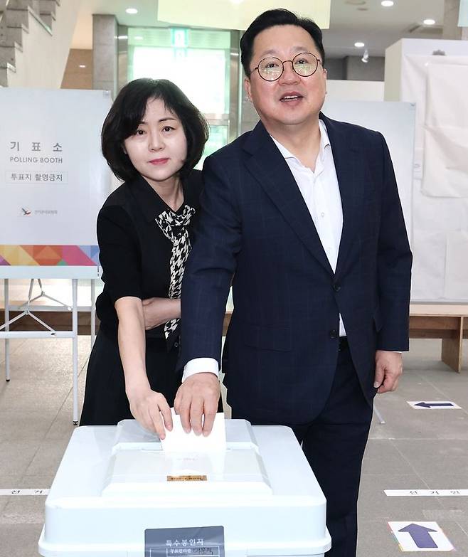 [대전=뉴시스] 이장우 대전시장이 3일 동구 소제동 전통나래관에 마련된 제21대 대통령 선거 중앙동 제2투표소에서 아내 김세원 여사와 함께 투표를 하고 있다. (사진=대전시 제공) 2025.06.03. photo@newsis.com *재판매 및 DB 금지