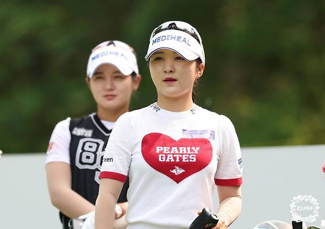 [서울=뉴시스] 이예원(오른쪽)과 박현경이 30일 경기 양평 더스타휴 골프앤리조트에서 열린 Sh 수협은행 MBN 여자오픈 1라운드 12번홀에서 그린을 보고 있다. (사진=KLPGA 제공) 2025.05.30. photo@newsis.com *재판매 및 DB 금지