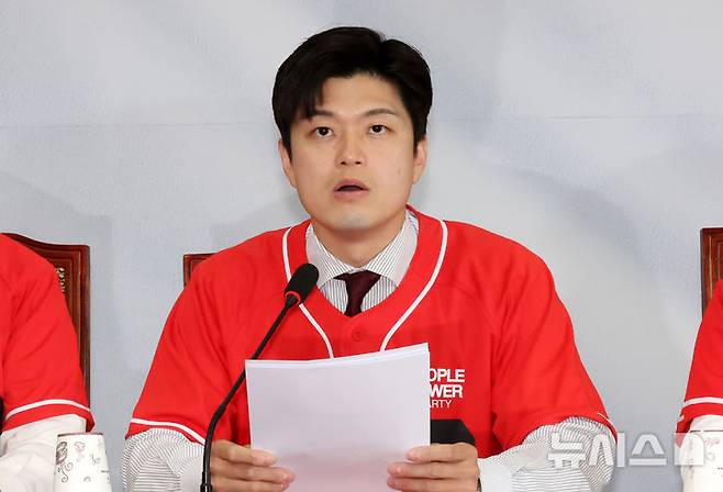 [서울=뉴시스] 조성우 기자 = 김용태 국민의힘 비상대책위원장이 26일 오전 서울 여의도 국회에서 열린 중앙선거대책위원회의에서 발언하고 있다. 2025.05.26. xconfind@newsis.com