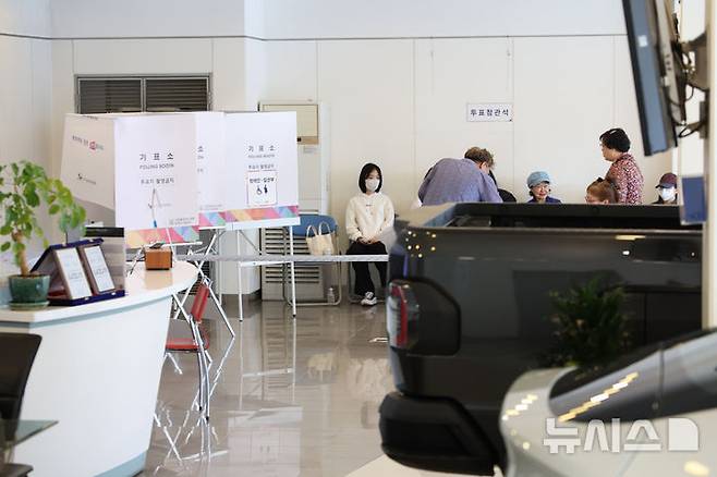 [서울=뉴시스] 김금보 기자 = 제21대 대통령 선거 본투표일인 3일 서울 광진구 한 자동차 판매 대리점에 마련된 능동 제3투표소에서 선거인들이 투표를 하고 있다. 2025.06.03. kgb@newsis.com