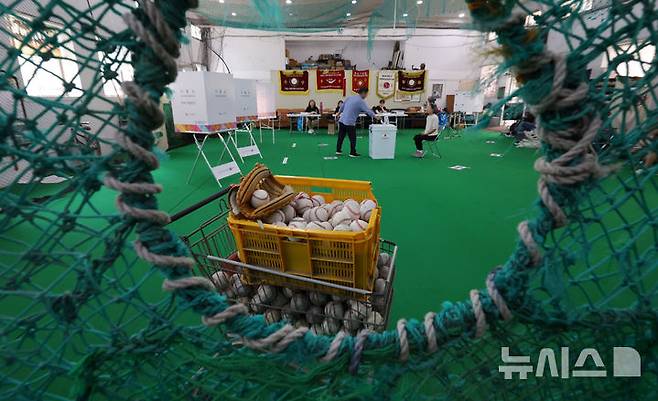 [서울=뉴시스] 홍효식 기자 = 제21대 대통령 선거일인 3일 서울 중구 청구초등학교 야구부실내훈련장에 마련된 청구동 제1투표소에서 유권자들이 투표를 하고 있다. 2025.06.03. yesphoto@newsis.com