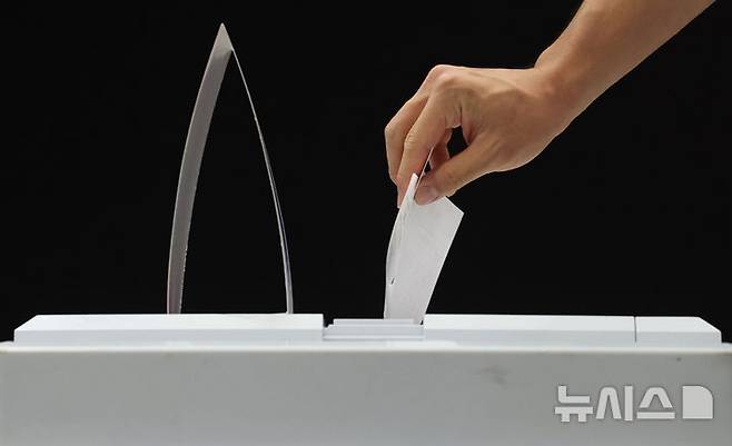 [서울=뉴시스] 추상철 기자 = 3일 오전 서울 용산구 서울시기술교육원중부캠퍼스에 마련된 한남동 제3투표소에서 유권자가 소중한 한표를 행사하고 있다. 2025.06.03. scchoo@newsis.com