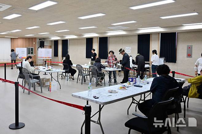 [하동=뉴시스] 차용현 기자 = 제21대 대통령 선거일인 3일 오전 경남 하동군 진교면 제1 투표소에서 유권자들이 소중한 한표를 행사하고 있다. 2025.06.03.con@newsis.com