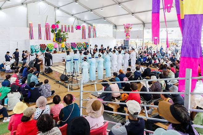 [강릉=뉴시스] 강릉단오제가 열린 강릉남대천 해사장에서 단오제례를 올리고 있다..(사진=강릉단오제위원회 제공)photo@newsis.com *재판매 및 DB 금지