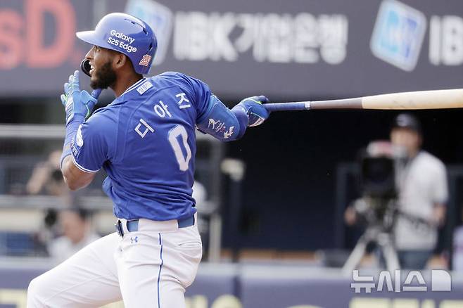 [서울=뉴시스] 최동준 기자 = 1일 서울 송파구 잠실야구장에서 열린 2025 KBO리그 삼성 라이온즈와 LG 트윈스의 경기, 3회초 1사 3루 상황 삼성 디아즈가 1타점 적시타를 치고 있다. 2025.06.01. photocdj@newsis.com