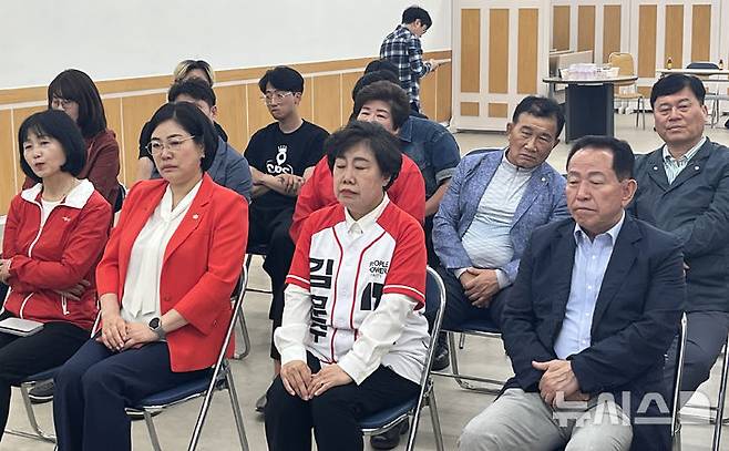 [전주=뉴시스] 김얼 기자 = 제21대 대통령선거일인 3일 전북 전주시 국민의힘 전북특별자치도당에서 관계자들이 출구조사를 시청하고 있다. 2025.06.03. pmkeul@newsis.com