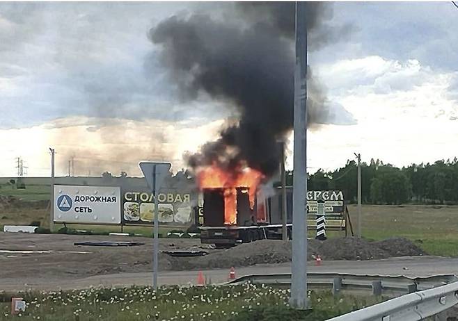 [AP/뉴시스] 러시아 이르쿠츠크주 이고르 코브제프 주지사가 1일 텔레그램에 공개한 우크라이나 드론이 발사된 것으로 추정되는 트럭. 드론이 발사된 뒤 자동으로 폭발하도록 설정되어 있었다는 분석이다. 2025.06.03.  *재판매 및 DB 금지