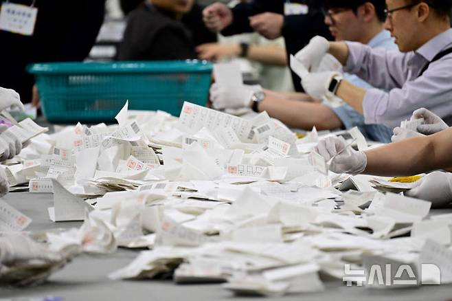 [남해=뉴시스] 차용현 기자 = 3일 오후 제21대 대통령 선거 개표소가 차려진 경남 남해군 실내체육관에서 개표사무원들이 투표함을 열고 개표를 시작하고 있다. 2025.06.03.con@newsis.com