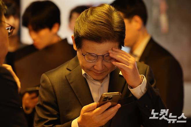 더불어민주당 이재명 대통령 후보가 노동절인 지난달 1일 오후 서울 종로구 삼일대로 한 식당에서 열린 민생시리즈2 <비전형 노동자 간담회>를 마치고 스마트폰을 보고 있다. 황진환 기자