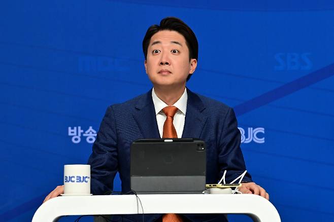 개혁신당 이준석 대선 후보가 지난달 26일 서울 양천구 한국방송회관에서 열린 한국방송기자클럽 초청 토론회에서 방송 시작을 기다리고 있다. 윤창원 기자