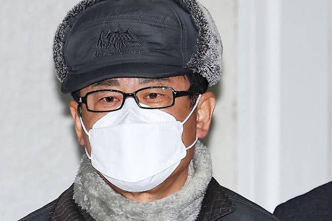 '12·3 비상계엄' 기획에 관여한 혐의로 구속된 노상원 전 국군정보사령관이 지난해 12월 24일 오전 서울 은평구 서울서부경찰서에서 검찰로 송치되고 있다. 연합뉴스