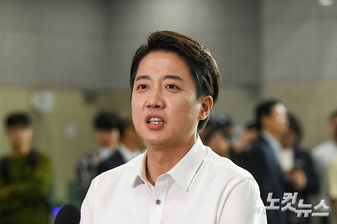 개혁신당 이준석 대통령선거 후보가 2일 경기도 시흥시 한국공학대학교에서 열린 '학식먹자 이준석' 행사에서 학생들과 학식을 먹기 전 브리핑을 하고 있다. 시흥=박종민 기자