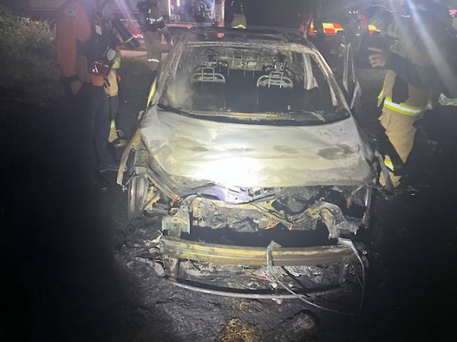 전소된 차량. 홍성소방서 제공