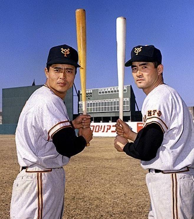 일본 요미우리의 전성시대를 이끌었던 '공포의 ON포' 오다사하루 전 감독(왼쪽)과 나가시마 전 감독. 교도통신=연합뉴스