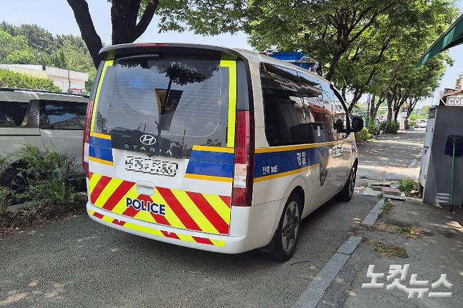 3일 오전 11시 30분쯤 전주시 덕진구 번영로의 한 식당 앞 인도에 주차한 전북경찰청 소속 승합차 순찰차. 송승민 기자