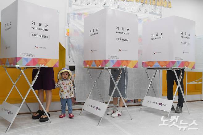 제21대 대통령선거 투표일인 3일 서울 서초구 원명초등학교에 마련된 서초구 제3투표소에서 유권자들이 소중한 한 표를 행사하고 있다. 박종민 기자