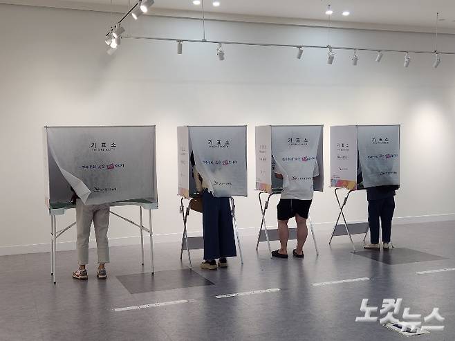 제21대 대통령선거 본투표가 치러지는 3일 오후, 부산진구청에 마련된 투표소에서 유권자들이 한 표를 행사하고 있다. 정혜린 기자