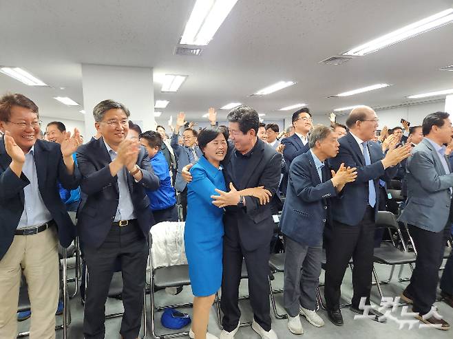 제21대 대선 투표 종료 직후인 3일 오후 8시 방송 3사(KBS·MBC·SBS) 출구조사 결과 더불어민주당 이재명 후보가 51.7%로 예측 1위로 나오자 더불어민주당 부산선거대책위원회 관계자들이 환호하고 있다. 정혜린 기자