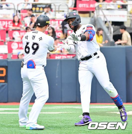 [OSEN=수원, 박준형 기자] 31일 오후 수원 KT 위즈 파크에서 ‘2025 신한 SOL BANK KBO리그’ KT 위즈와 KIA 타이거즈의 경기가 진행됐다.이날 선발투수로 KT는 소형준을, KIA는 윤영철을 선발투수로 내세웠다.3회말 2사 KT 로하스가 솔로홈런을 날리고 박경수 1루 코치와 세리머니를 하고 있다. 2025.05.31   / soul1014@osen.co.kr