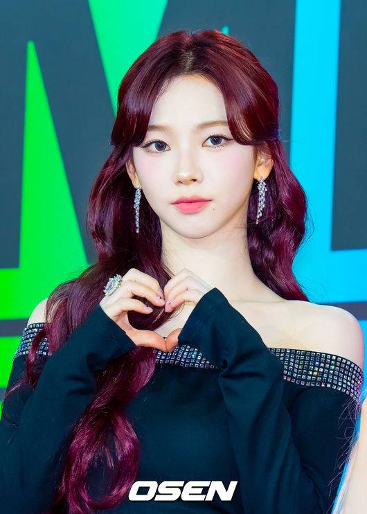 [OSEN=민경훈 기자] 30일 오후 인천 중구 운서동 인스파이어 아레나에서 ‘2024 멜론 뮤직어워드’(MMA) 레드카펫이 진행됐다.MMA는 멜론의 객관적 데이터와 이용자들의 투표 및 전문가 심사를 통해 아티스트의 1년간 성과를 널리 기리고 알리는 대한민국 최대 규모의 음악 시상식 및 페스티벌이다. 올해 슬로건은 뉴 스트림 오브 K팝(New&nbsp;Stream&nbsp;of&nbsp;K-POP)이다.에스파 카리나가 입장하며 포즈를 취하고 있다. 2024.11.30 / rumi@osen.co.kr