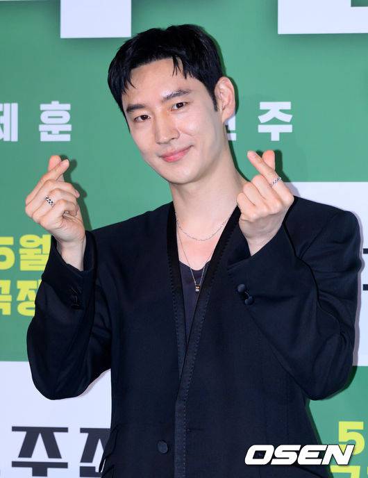 [OSEN=이대선 기자] 29일 오후 서울 CGV 용산아이파크몰에서 영화 '소주전쟁'(제공/배급 쇼박스, 제작 더 램프) 언론시사회가 열렸다.'소주전쟁'은&nbsp;1997년 IMF 외환위기, 소주 회사가 곧 인생인 재무이사 종록과 오로지 성과만 추구하는 글로벌 투자사 직원 인범이 대한민국 국민 소주의 운명을 걸고 맞서는 이야기를 그린 영화다.배우 이제훈이 포토타임을 가지고 있다. 2025.05.29 /sunday@osen.co.kr