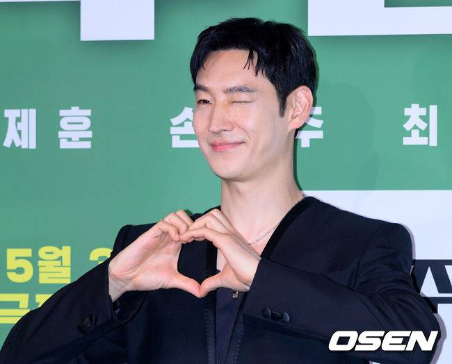 [OSEN=이대선 기자] 29일 오후 서울 CGV 용산아이파크몰에서 영화 '소주전쟁'(제공/배급 쇼박스, 제작 더 램프) 언론시사회가 열렸다.'소주전쟁'은 1997년 IMF 외환위기, 소주 회사가 곧 인생인 재무이사 종록과 오로지 성과만 추구하는 글로벌 투자사 직원 인범이 대한민국 국민 소주의 운명을 걸고 맞서는 이야기를 그린 영화다.배우 이제훈이 포토타임을 가지고 있다. 2025.05.29 /sunday@osen.co.kr