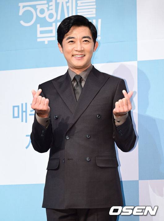 [OSEN=김성락 기자] 22일 오후 서울 구로구 라마다 신도림 호텔에서 KBS2 새 수목드라마 '독수리 5형제를 부탁해!' 제작발표회가 열렸다. 이날 행사에는 최상열 감독, 배우 엄지원, 안재욱, 최대철, 김동완, 윤박, 이석기, 박효주, 유인영이 참석했다. 배우 안재욱이 포즈를 취하고 있다. 2025.01.22 / ksl0919@osen.co.kr