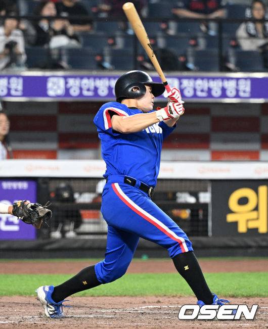 [OSEN=대전, 이대선 기자] 2일 오후 대전 한화생명볼파크에서 ‘제3회 한화이글스배 고교vs대학 올스타전’이 열렸다.올해로 3회째를 맞는 한화이글스배 고교vs대학 올스타전은 한화 구단과 KBSA가 공동으로 주최하는 이벤트 경기다.5회말 2사 2,3루에서 대학팀 김동휘가 2타점 적시 3루타를 치고 있다. 2025.06.02 /sunday@osen.co.kr