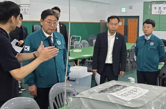 ▲홍태용 김해시장이 김해지역의 투표소와 개표소를 둘러보고 있다. ⓒ김해시