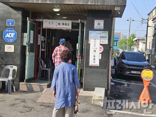 ▲3일 광주 북구 한사랑 실버타운에 마련된 중흥 제1투표소에 투표를 하기 위해 시민들이 줄지어 서 있다.2025.06.03ⓒ프레시안(김보현)