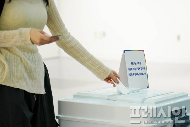 ▲제21대 대선 본투표일인 3일 오전 부산진구청에 마련된 부암1동 제4투표소에서 유권자가 투표하고 있다.ⓒ프레시안(강지원)