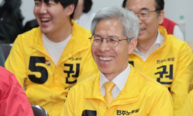 ▲민주노동당 권영국 대선 후보가 3일 서울 구로구 선거캠프에서 제21대 대통령선거 출구조사 결과를 지켜보고 있다. ⓒ연합뉴스