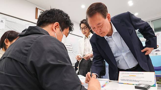 윤석열 전 대통령이 제21대 대통령 선거일인 3일 서울 서초구 원명초등학교에 마련된 서초4동제3투표소에서 투표하기에 앞서 본인 확인을 하고 있다.