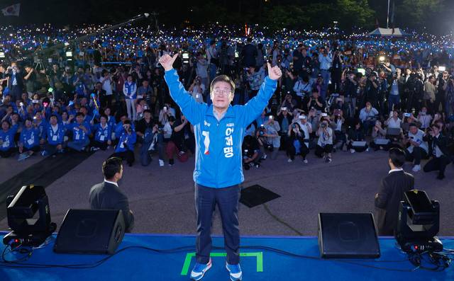 이재명 더불어민주당 대선 후보가 선거를 하루 앞둔 2일 서울 여의도공원 마지막 유세에서 연설을 마친 뒤 시민들에게 인사하고 있다. 연합뉴스