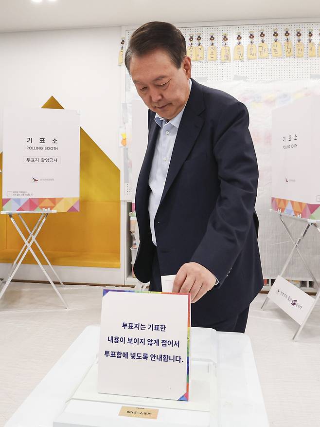 윤석열 전 대통령이 제21대 대통령 선거일인 3일 서울 서초구 원명초등학교에 마련된 서초4동제3투표소에서 투표함에 투표 용지를 넣고 있다. 이제원 선임기자