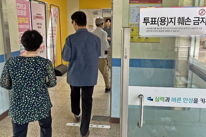 전북 전주시 완산구 평화2동 유권자들이 투표를 위해 평화중학교에 마련된 제8투표소로 들어가고 있다. 전주=김동욱 기자