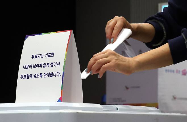 기사와 직접 관련 없는 사진. 3일 오전 서울 용산구 서울시기술교육원중부캠퍼스에 마련된 한남동 제3투표소에서 유권자가 투표하고 있다. 뉴시스