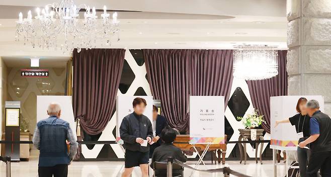 제21대 대통령선거 투표일인 3일 구로구의 한 결혼식장에 마련된 구로5동 제1투표소에서 유권자들이 투표하고 있다. 연합뉴스