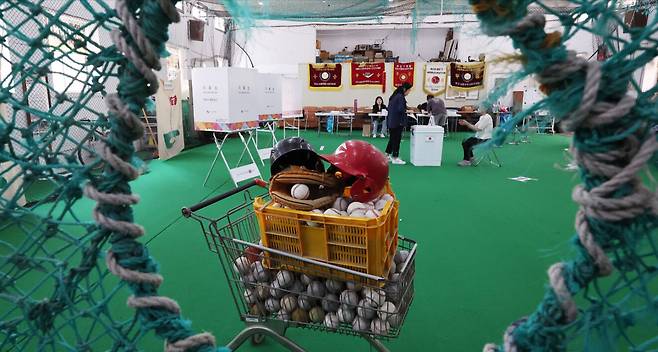 제21대 대통령 선거일인 3일 서울 중구 청구초등학교 야구부실내훈련장에 마련된 청구동 제1투표소를 찾은 유권자들이 투표하고 있다. 뉴스1