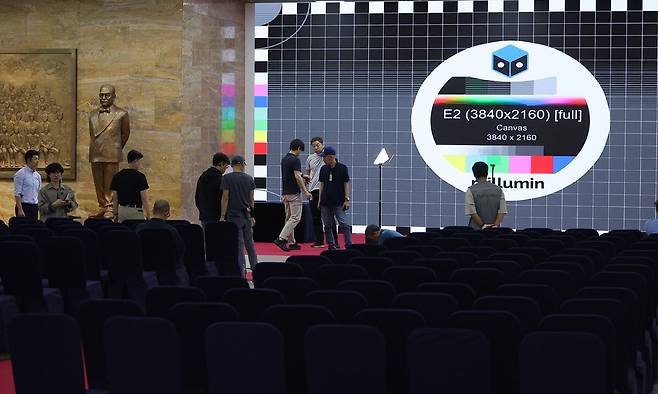 제21대 대통령 선거일인 3일 서울 여의도 국회 본청 로텐더홀에서 작업자들이 다음날 대통령 취임식을 준비하고 있다. 연합뉴스