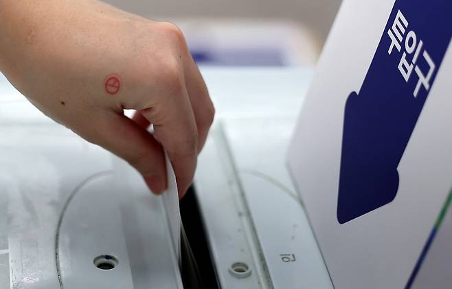 제21대 대통령 선거일인 3일 대구 중구 성내3동 행정복지센터에 마련된 성내3동 제2투표소에서 유권자가 투표를 하고 있다. 뉴시스