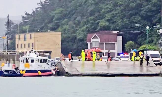 2일 오후 전남 진도군 진도항 인근 해역에서 목포해양경찰서 직원들이 수색 작업을 하고 있다. 목포해양경찰서 제공.